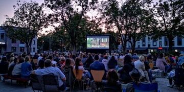 Vasaros penktadienio vakarus praleiskite kine po atviru dangumi