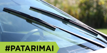 Automobilio valytuvai yra vienas labiausiai apkraunamų ir greičiausiai susidėvinčių automobilio įrangos elementų. Dviems plonoms guminėms mentėms tenka nepaprastai svarbi užduotis užtikrinti vairuotojui gerą matomumą. Kaip atpažinti, kada valytuvai jau nustoja tinkamai atlikti šią savo pagrindinę funkciją ir ateina laikas pagalvoti apie naujus? Varlė.lt automobilių prekių specialistų teigimu, dažniausiai apie naujus automobilių valytuvus pradedama galvoti per vėlai, t. y. kai pastebima, kad jie jau nenuvalo tinkamai stiklo, palieka dryžius ar veikia su garsais. Nepaisant to, kad nuo valytuvų veikimo efektyvumo labai priklauso vairavimo saugumas, jie yra nepakankamai vertinamas automobilio elementas. Ko gero dažnam vairuotojui teko patirti, ką reiškia vairuoti automobilį pliaupiant lietui, kai valytuvai palieka dryžius ir nesusitvarko su stiklo valymu. Tokiomis sąlygomis vairuoti labai sudėtinga ir greitai pavargstama (ypač tamsiuoju paros metu) ir rizikuojama savo bei kitų kelių eismo dalyvių saugumu. O jeigu neefektyvų automobilio valytuvų veikimą dar lydi triukšmas, vairuoti gali būti tikra kančia. Maža to, susidėvėję automobilio valytuvai gali braižyti stiklą, o jo pakeitimas jau būtų kur kas didesnės išlaidos nei laiku įsigyti nauji automobilio valytuvai. Kaip dažnai reikėtų keisti automobilio valytuvus? Automobilių valytuvų guma yra toks elementas, kuris pakankamai greitai susidėvi, todėl rekomenduojama valytuvus keisti kartą per 6 mėnesius, geriausia tuo pat metu, kai keičiamos padangos, t.y. prieš žiemą ir po jos. Žinoma, dėl neteisingų eksploatavimo sąlygų, švelni guma gali susidėvėti ir greičiau. Dėl šitos priežasties, Varlė.lt specialistai siūlo nesilaikyti griežtai rekomenduojamų terminų, o reaguoti iškart, kai pastebime kokius nors netinkamo valytuvų veikimo požymius. Kas išduoda, kad atėjo metas keisti automobilio valytuvus? Akivaizdžiausias signalas pagalvoti apie naujus automobilio valytuvus yra ant stiklo paliekami dryžiai. Jie reiškia, kad valytuvai jau nesusitvarko su vandens surinkimu, o guma yra labai susidėvėjusi. Tačiau prieš paskelbiant galutinį mirties nuosprendį seniems valytuvams, Varlė.lt specialistai siūlo patikrinti, ar automobilio stiklas nebuvo kokiu nors būdu suteptas, pavyzdžiui, vašku plovykloje. Ant riebiojo stiklo valytuvų efektyvumas žymiai sumažėja ir susidaro įspūdis, kad jie nustojo tinkamai veikti. Būdingas valytuvų nusidėvėjimo simptomas taip pat yra netolygus jų darbas priekinio stiklo paviršiuje, kurį paprastai lydi trikdantys cypimo garsai. Apie automobilių valytuvų nusidėvėjimą taip pat gali liudyti tai, kad valytuvų mentės šokinėja per stiklą ir skleidžia trikdantį garsą. Jeigu automobilio valytuvas yra senesnio tipo, su metaliniu rėmu, siūloma karts nuo karto patikrinti ar jo ne puola rūdys. Korozijos požymiai yra aiškiausias ženklas keisti valytuvus. Pirkdami naują automobilio valytuvų rinkinį galime apsvarstyti naujo tipo valytuvus, vadinamuosius plokščiuosius, kuriuose metalinis rėmas yra įdėtas į gumą. Kaip išsirinkti automobilio valytuvus? Svarbiausias parametras, į kurį reikėtų atkreipti dėmesį renkantis savo automobiliui valytuvus, yra jų ilgis. Žinoma, jeigu esate tikri, kad seni valytuvai buvo tinkamai pasirinkti, galima išmatuoti juos ir rinktis atitinkamo ilgio naujus, tačiau šiandien toks poreikis yra minimalus, nes internete galima patogiai išsirinkti tinkančius valytuvus pasirenkant savo automobilio modelį ir metus. Kiti atskirų valytuvų skirtumai yra susiję su jų korpuso tipu (karkasiniai, plokštieji ir hibridiniai) bei tvirtinimo būdu. Galima rasti automobilių valytuvų, kurių komplektacijoje yra keli adapteriai, leidžiantys pritaikyti juos bet kokiam tvirtinimo būdui. Kaip prižiūrėti automobilio valytuvus? Neteisingas automobilio valytuvų eksploatavimas gali greitai juos sugadinti. Nepalankiausias metas šiems automobilio elementams yra žiema. Niekada neplėškite prišalusio prie priekinio stiklo valytuvo ir nenaudokite valytuvo kaip priekinio stiklo grandiklio. Neįjunginėkite valytuvų, jeigu stiklas yra apledėjęs. Varlė.lt specialistai pažymi, kad greitesnį valytuvų susidėvėjimą gali lemti ir prastos kokybės automobilio langų skystis, tačiau dar blogiau yra tada, kai to skysčio nėra ir valytuvai priversti dirbti sausai. Teisingai pasirinkti kokybiški automobilio valytuvai turi veikti sklandžiai ir judėti stiklu be triukšmo. Be efektyvaus stiklų valymo pagrindinė kokybiškų automobilių valytuvų savybė yra veikimas, kuris neblaško vairuotojo dėmesio.