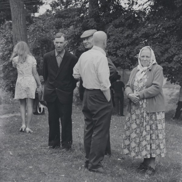 Šv. Lauryno atlaidai Palūšėje. Pasiruošimas šventei. Antras iš kairės zakristijonas Ignas Bečelis. 1971 m. rugpjūčio 8 d. Fot. M. Baranauskas. LNM