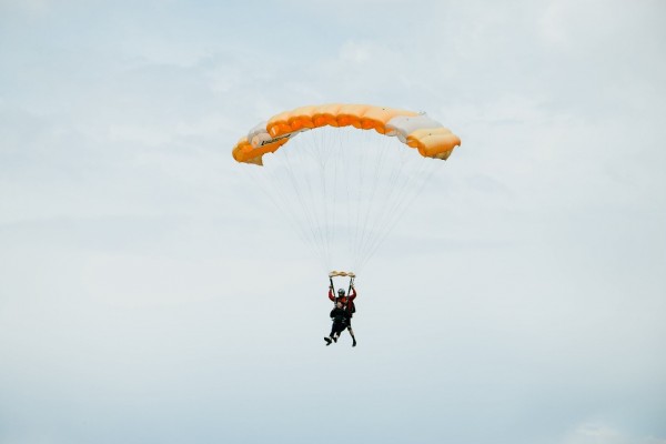 Šuolis parašiutu: ką būtina žinoti prieš žengiant šį žingsnį?