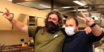 Į Panevėžio labdaros valgyklos pagalbos šauksmą atsiliepė žinomas šefas: susirgus personalui, neliko kam maitinti skurstančius