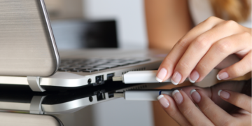 Ypač spartus USB atmintukas vietoje SSD disko: ar įmanoma taip padidinti savo kompiuterio saugyklą?