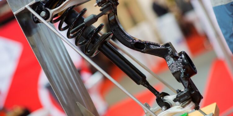 priekiniu-amortizatoriu-keitimas