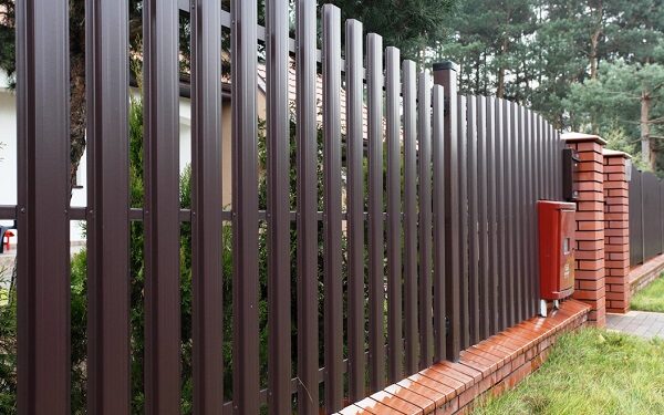 Metalinės tvoros privalumai