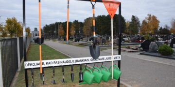 Panevėžio miesto kapinėse įrengti stovai su įrankiais