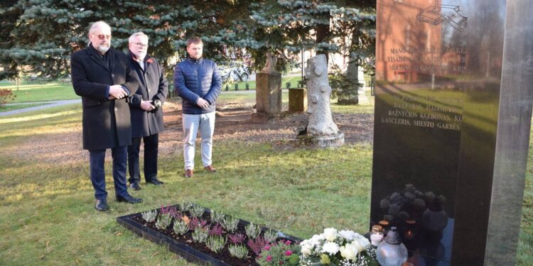 Panevėžio miesto vadovai aplankė iškilių Panevėžio asmenybių amžinojo poilsio vietas