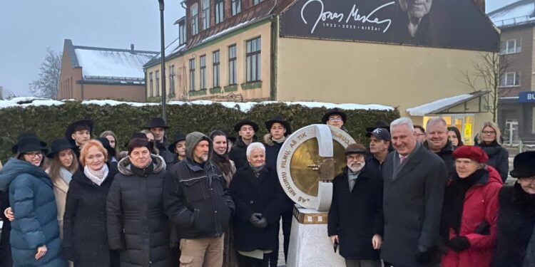 atidengtas mažosios architektūros meno kūrinys