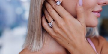 Auskarai su deimantais – puošmena ir pasitikėjimas savimi