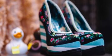 Unikalus Guess batų spalvų ir dizainų pasaulis