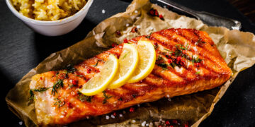 Mamos dieną atšvęskite terasoje: su šiais patarimais lašišą iškepsite tobulai