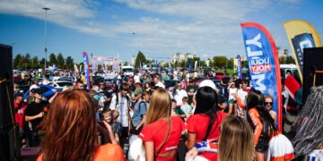 153 išskirtiniai automobiliai džiugino ne tik panevėžiečių akį