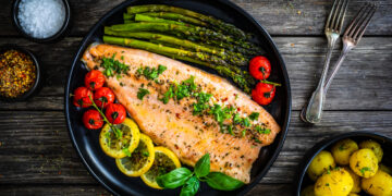 5 minutės darbo ir tik 2 pigūs ingredientai: geriausias būdas, kaip iškepti populiariausią žuvį Lietuvoje