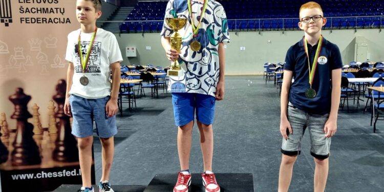 Jaunių žaibo šachmatų čempionate panevėžiečiai iškovojo sidabrą ir bronzą