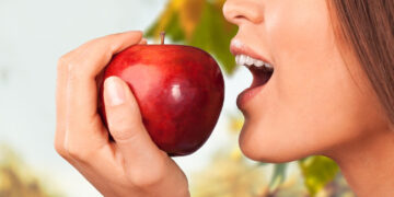 Kalbos apie tai, kad obuoliai natūraliai išvalo dantis, tėra mitas