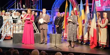 Teatrų festivalio INTERRAMPA atidaryme įteiktas apdovanojimas Rokiškio kultūros centrui