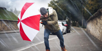 Šventinį savaitgalį žvakeles taršys smarkus vėjas