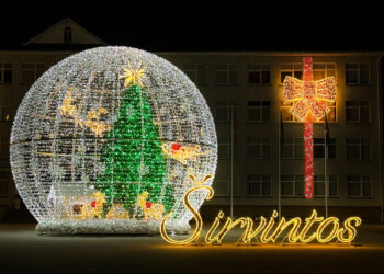 Širvintose įžiebta Kalėdų eglė suspindo žėrinčiame „sniego rutulyje“ – šventėje rekordinis skaičius žmonių