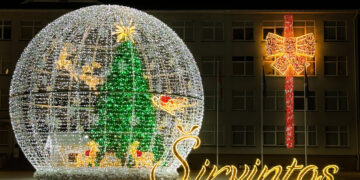 Širvintose įžiebta Kalėdų eglė suspindo žėrinčiame „sniego rutulyje“ – šventėje rekordinis skaičius žmonių