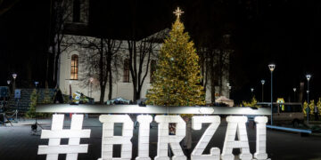 Biržų miesto kalėdinė eglutė suspindo stebuklingame miške