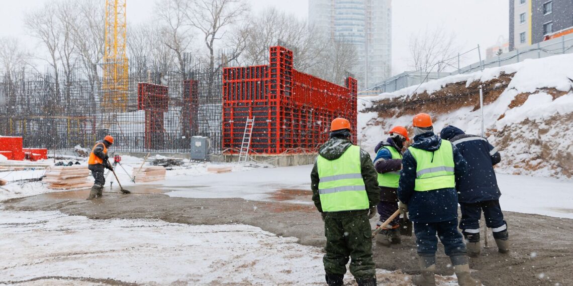 Darbai statybų aikštelėje žiemą (asoc. nuotr.)