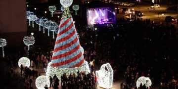 Šiemet išskirtinai jaukiai sužibo Jonavos eglutė
