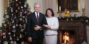 Lietuvos Respublikos Prezidento ir pirmosios ponios sveikinimas šalies žmonėms šv. Kalėdų proga