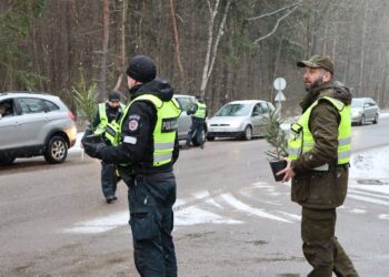 Policininkai apdalins vairuotojus nemokamais kalėdų medeliais