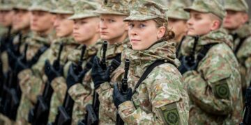 Ar reikia suvienodinti išvaizdos standartus kariuomenėje vyrams ir moterims?