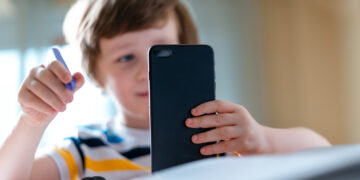 Reikalingi sprendimai &scaron;alies mastu: i&scaron; telefonų &ndash; į mokyklą!