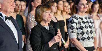 Panevėžyje nuaidėjo tradicinis Juozo Balčikonio gimnazijos &scaron;okių vakaras "Sidabrinė naktis"