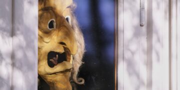 Kleboniškių muziejaus klojime ir languose Užgavėnių laukia kaukės