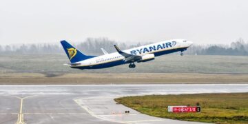 „Ryanair“ keleiviai galės nemokamai į lėktuvo saloną įsinešti tik mažą rankinę ar kuprinę