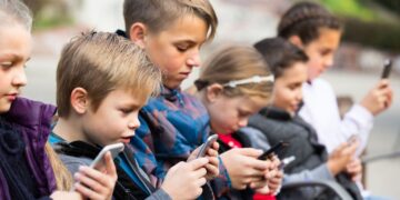 Mobilieji mokyklose: drausti, o gal ugdyti naudojimo kultūrą?