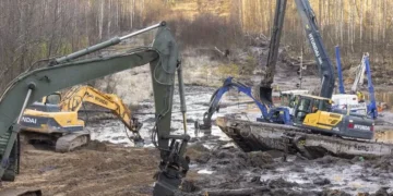 Po šešias paras Pabradėje trukusios gelbėjimo operacijos dingęs šarvuotis ištrauktas iš pelkės