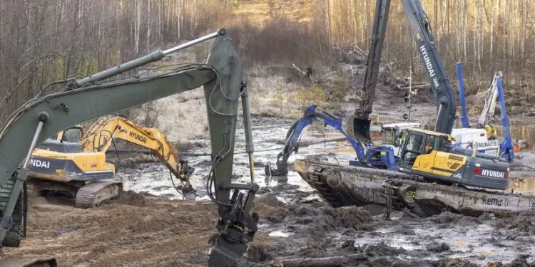 Po šešias paras Pabradėje trukusios paieškos ir gelbėjimo operacijos dingęs šarvuotis M88 buvo ištrauktas iš pelkė | kam.lt nuotr.