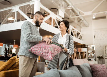 Baltijos šalių gyventojų finansiniai lūkesčiai: optimizmą dėl augsiančių atlyginimų skandina infliacijos banga