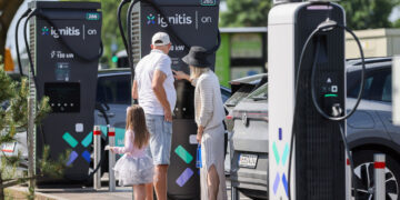Palangoje atnaujinamos elektromobilių įkrovimo stotelės: įkrausite per 15–30 min.
