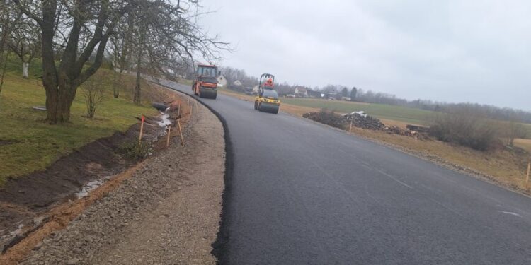 Prasidėjo pirmieji kelių remonto darbai Kaišiadorių rajone