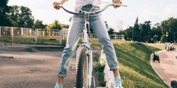 Lūžiai, galvos traumos ir mėnesius trunkanti baimė minti pedalus: ką būtina žinoti prieš sėdant ant dviračio