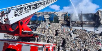 Gaisras atliekų tvarkymo gamykloje lokalizuotas, ugniagesiai dirba tolia