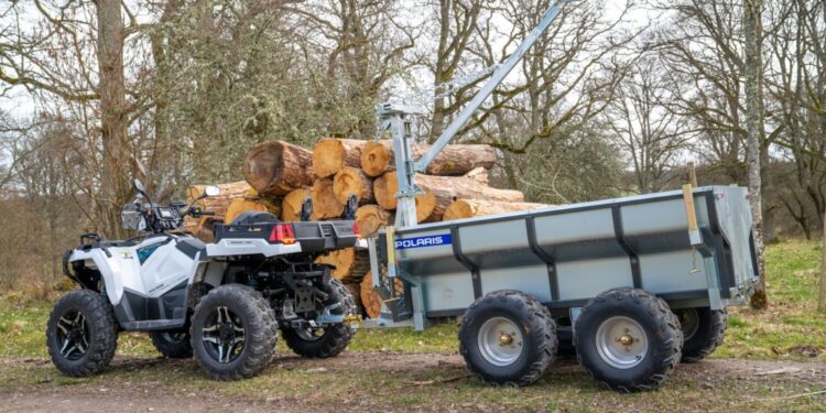 Keturratis su priekaba medienai (Gamintojo nuotr.)