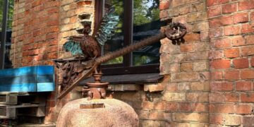 Ukmergės „rokenroliškas“ balandis perkeltas į naują vietą