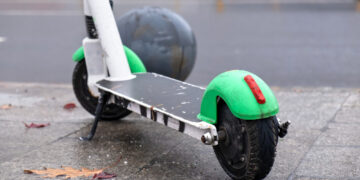 Skaudi kelionė paspirtuku Panevėžyje: perėjoje partrenkta mergaitė gydoma ligoninėje