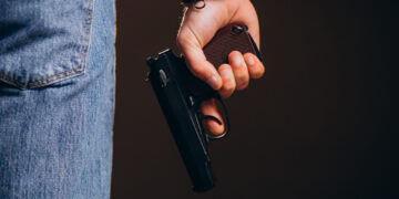 Prieš teismą stos Kauno centre su užtaisytu pistoletu vaikščiojęs vyras