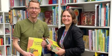 Miško savininkų kooperatyvas „Miško žemė“ bibliotekai dovanoja knygas