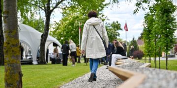 Panevėžyje atidarytas prof. Arvydo Šliogerio skveras