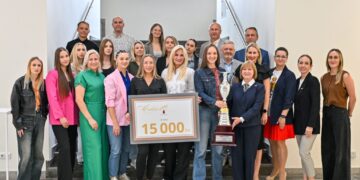 Pasveikinta bronzą laimėjusi Panevėžio HC „Kova/PSC/RSSG“ komanda