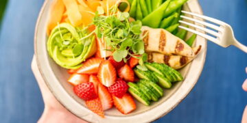 Uogos ne tik desertams – paragavę originalių salotų, jas gaminsite kas savaitę