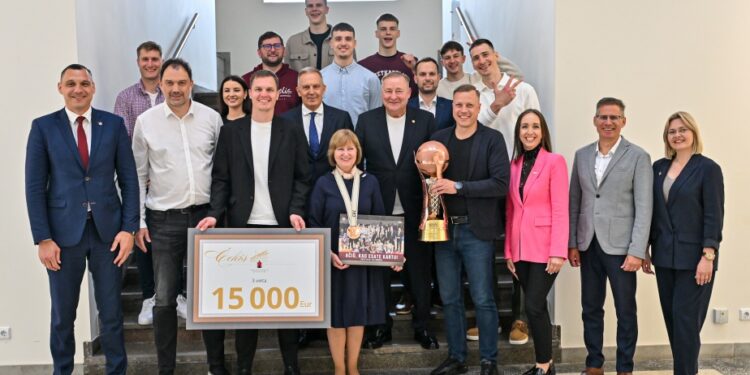 Panevėžys pasveikino LKL bronzą iškovojusią miesto krepšinio komandą „7bet-Lietkabelis“