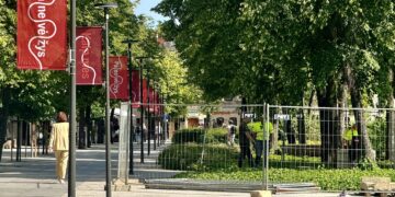 Laisvės aikštėje – garantinio remonto darbai: keičiami deformuoti dangos elementai